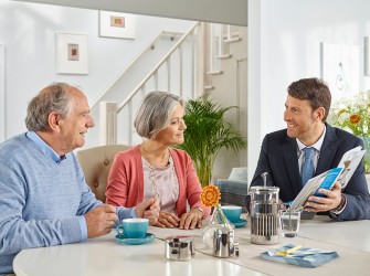 adviseur met ouder echtpaar✔TK Home Solutions trapliftadviseur✔vrijblijvend adviesgesprek