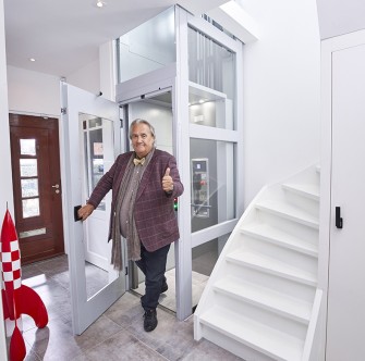 Han Peekel en zijn HE3 Huislift van TK Home Solutions Han Peekel en zijn HE3 Huislift van TK Home Solutions
