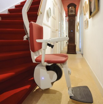 Mobiel blijven in eigen woning met traplift van TK Home Solutions Mobiel blijven in eigen woning met traplift van TK Home Solutions