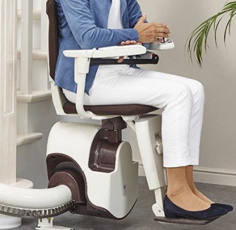 Swing Traplift van TK Home Solutions, ergonomische traplift dankzij 90 graden kniebuiging Swing Traplift van TK Home Solutions, ergonomische traplift dankzij 90 graden kniebuiging