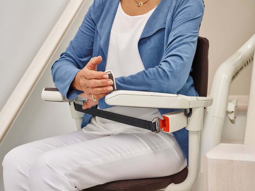 Eenvoudige bediening met de ergonomisch ontworpen joystick Eenvoudige bediening met de ergonomisch ontworpen joystick