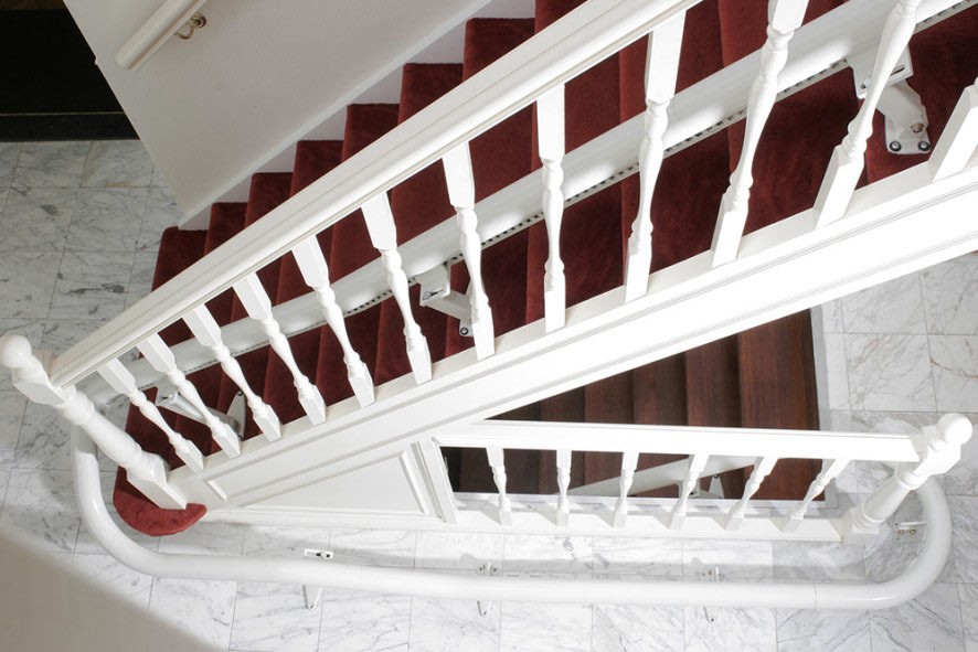 de Swing traplift van TK Home Solutions kan meerdere verdiepingen overbruggen de Swing traplift van TK Home Solutions kan meerdere verdiepingen overbruggen
